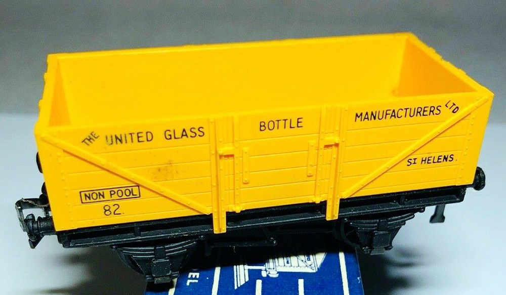 Assorted electric model railway carriages and station furniture